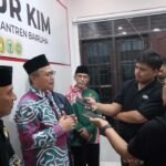 Ketua DPW LDII Kaltim Krishna P Candra sedang diwawancarai jurnalis usai peresmian di Ponpes Bairuha, Minggu (26/5). Foto: Kaltimpro