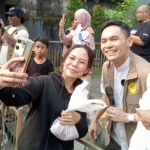 Ben Kasyafani membagikan daging kurban di Kantor DPP LDII. Banyak ibu-ibu muda gemes dan mengajaknya berswa foto. (Foto: Asmanu Sudarso/Ngopibareng.id)