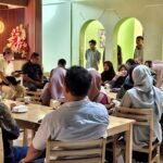 Tampak para jurnalis muda yang didominasi wanita mendapatkan pembakalan dari Ahmad Zainuddin Al Amin saat makan bersama di Hoel Sepinggan Balikpapan, Rabu (29/5). Foto: Istimewa