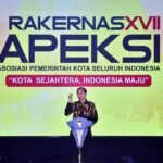 Presiden Joko Widodo membuka Rapat Kerja Nasional (Rakernas) ke-17 Asosiasi Pemerintah Kota Seluruh Indonesia (APEKSI) Tahun 2024 di Balikpapan Sport and Convention Center, Kota Balikpapan, Provinsi Kalimantan Timur, Selasa (4/6). Foto: Setpres