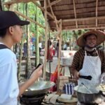 Salah seorang jurnalis muda LDII saat liputan jurnalistik di Pasar Tumpah Pringgodani, Minggu (2/6). Foto: LINES/Kaltimpro