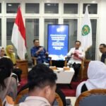 Penjabat (Pj) Gubernur Kalimantan Timur, Akmal Malik, resmi mengumumkan penetapan Upah Minimum Kabupaten/Kota (UMK) 2025 dalam konferensi pers di VIP Room Bandara APT Pranoto, Rabu (18/12/2024). Foto: kaltimprov.go.id