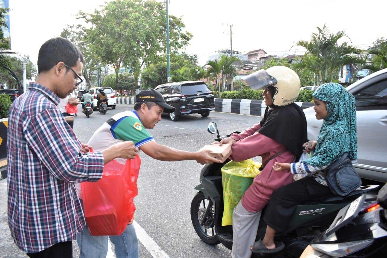 Ketua PC LDII Kec. Balikpapan Kota membagikan takjil untuk berbuka Puasa Ramadan kepada pengguna jalan, di kawasan Jalan Jenderal Sudirman Balikpapan, Minggu (9/3/2025). Foto: Tri Yoga/LINES