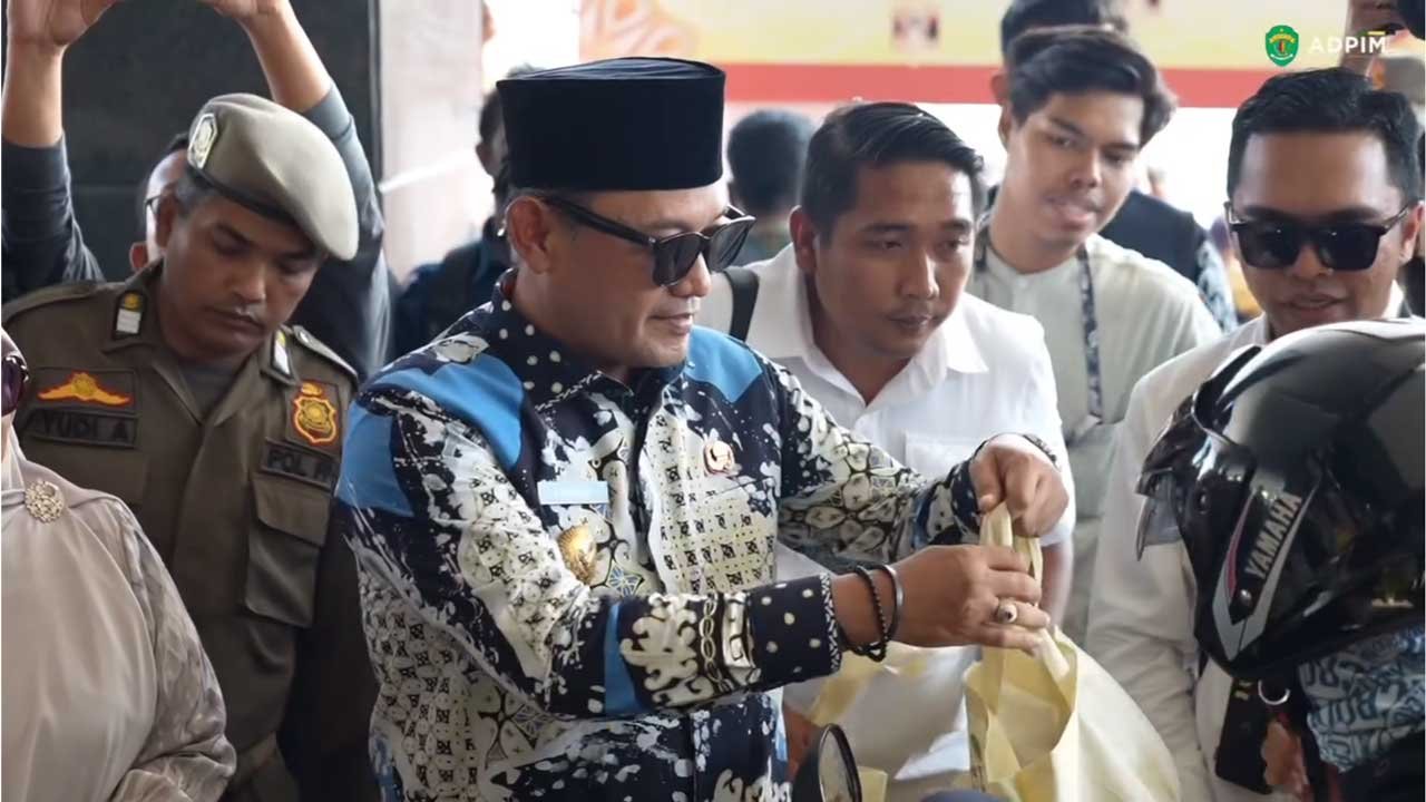 Wakil Gubernur Seno Aji bersama istri turut membagikan langsung paket takjil kepada masyarakat. Foto: IG Pemprov Kaltim
