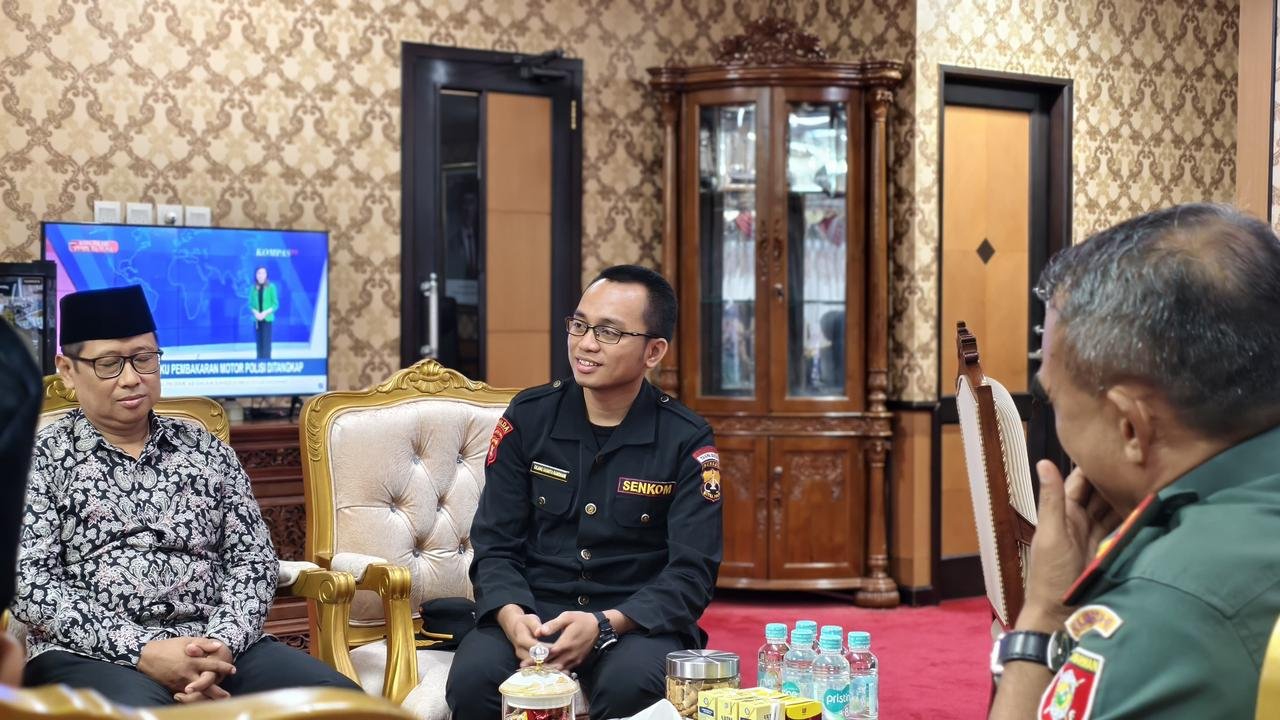 Senkom kepada Wakil Walikota Bagus Susetyo. Gilang saat memperkenalkan kegiatan Senkom kepada Wakil Walikota Bagus Susetyo.