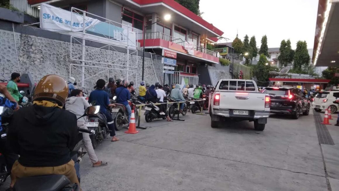 Antrean BBM di salah satu SPBU di Balikpapan. Foto: dok. Kaltim Pro