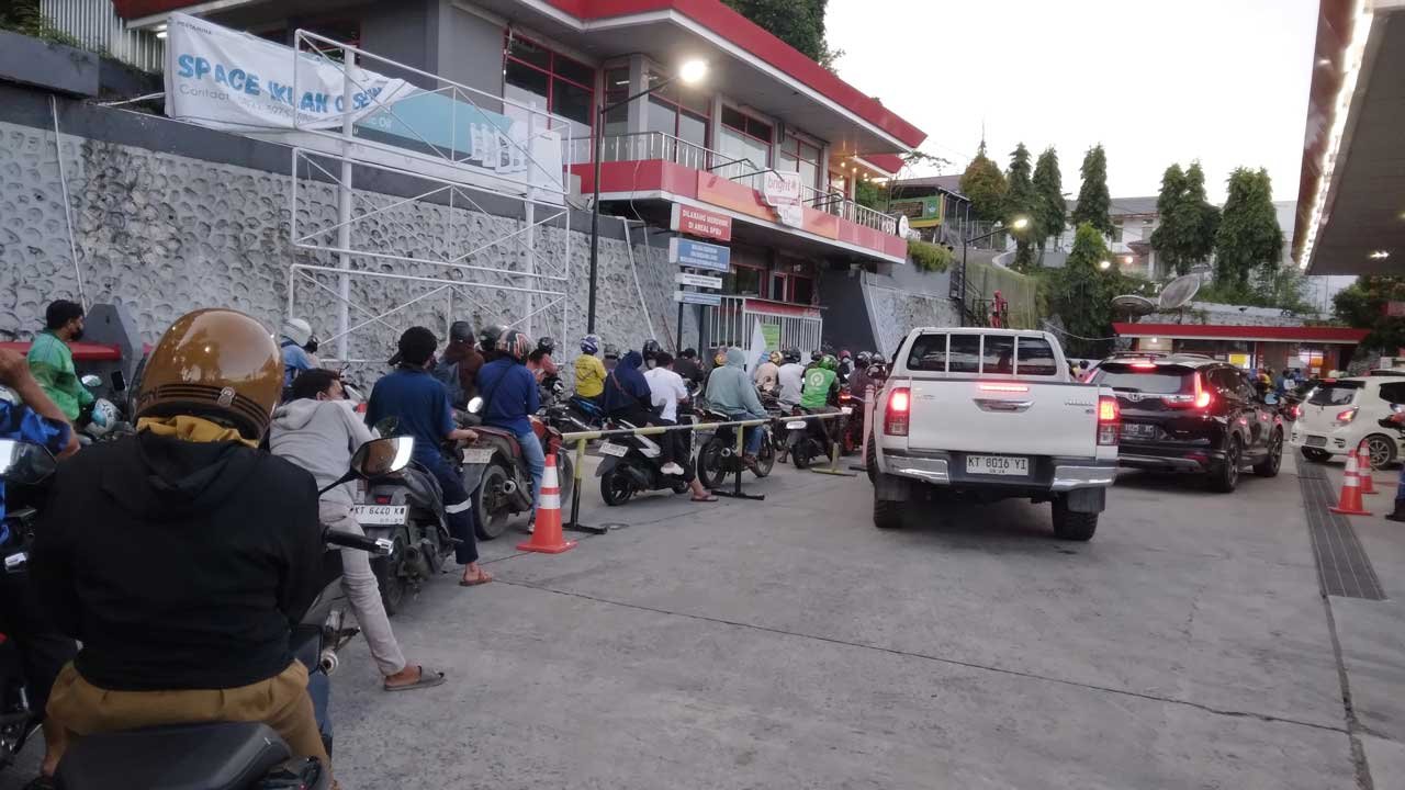 Antrean BBM di salah satu SPBU di Balikpapan. Foto: dok. Kaltim Pro