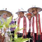 Gubernur Harum (kiri) bersama Ketua DPRD Kaltim Hasanudin Mas'ud saat menghadiri kegiatan panen sayur dan buah hasil demplot dalam rangka Pekan Daerah (Peda) XI Petani Nelayan Provinsi Kaltim 2025, yang digelar di Taman Budaya Sendawar, Kecamatan Barong Tongkok, Kabupaten Kutai Barat, Sabtu (21/6/2025). Foto: IG pemprov_kaltim