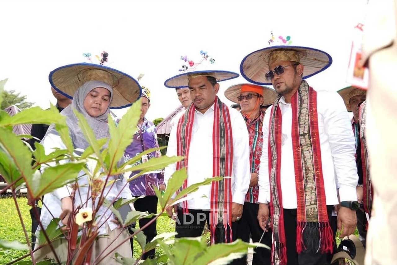 Gubernur Harum (kiri) bersama Ketua DPRD Kaltim Hasanudin Mas'ud saat menghadiri kegiatan panen sayur dan buah hasil demplot dalam rangka Pekan Daerah (Peda) XI Petani Nelayan Provinsi Kaltim 2025, yang digelar di Taman Budaya Sendawar, Kecamatan Barong Tongkok, Kabupaten Kutai Barat, Sabtu (21/6/2025). Foto: IG pemprov_kaltim