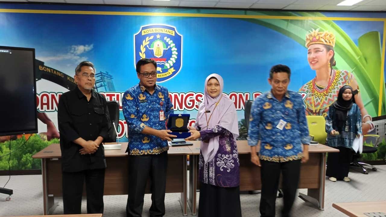 Rina Kusharyanti, S.STP, M.M, Kabid PKMF BPSDM Provinsi Kaltim menerima cenderamata. Foto: Istimewa
