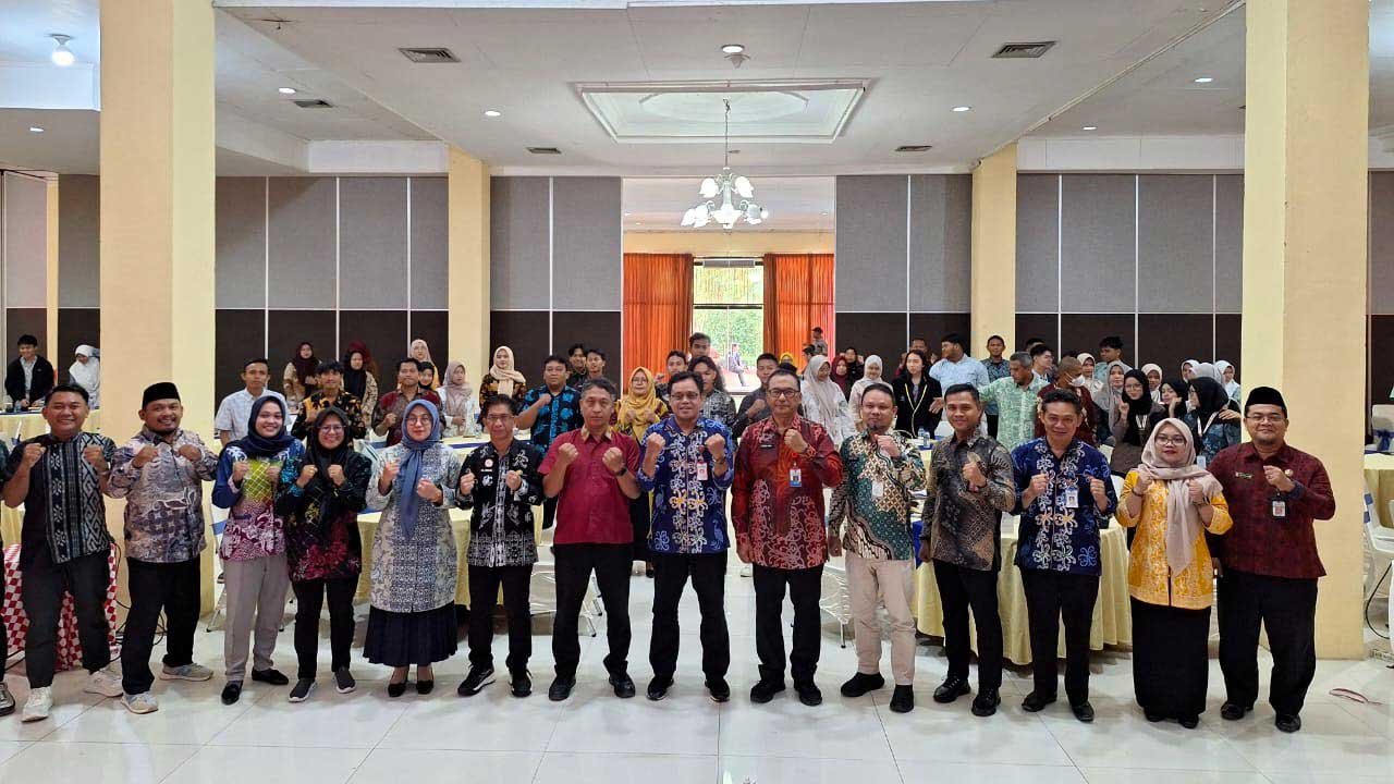Foto bersama Kepala Badan Kesbangpol Provinsi Kaltim, Drs. H. Sufian Agus, M.Si dengan narasumber dan peserta. Foto: Istimewa