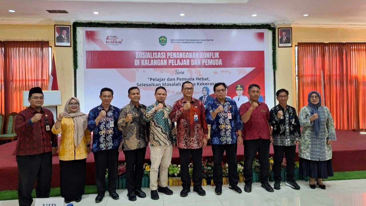 Foto bersama Kepala Badan Kesbangpol Provinsi Kaltim, Drs. H. Sufian Agus, M.Si dengan narasumber. Foto: Istimewa
