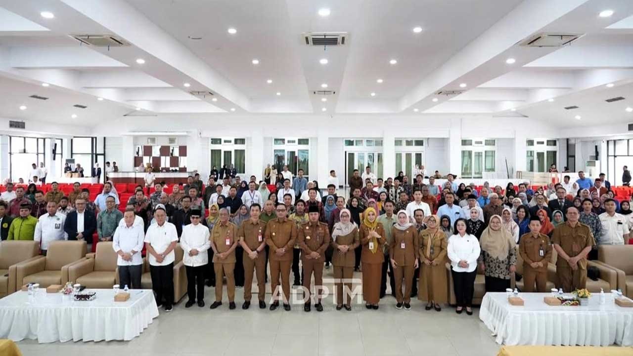 Gubernur dan Wakil Gubernur Kaltim foto bersama dengan 45 pimpinan PTS se-Kaltim, Senin (7/7/2025). Foto: @pemprov_kaltim