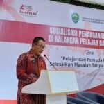 Kepala Badan Kesbangpol Provinsi Kaltim, Drs. H. Sufian Agus, M.Si, menyampaikan apresiasi kepada seluruh peserta dan menyatakan pentingnya membekali generasi muda dengan keterampilan menyelesaikan konflik tanpa kekerasan. Foto: Istimewa