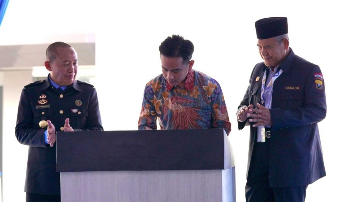 Wakil Presiden Gibran Rakabuming Raka menegaskan pentingnya peran masyarakat dalam menjaga stabilitas nasional. Hal ini disampaikannya saat meresmikan Kantor Pusat Senkom Mitra Polri di Komplek Ponpes Minhajurrosyidin, Jakarta Timur, Kamis (17/7/2025). Foto: LINES