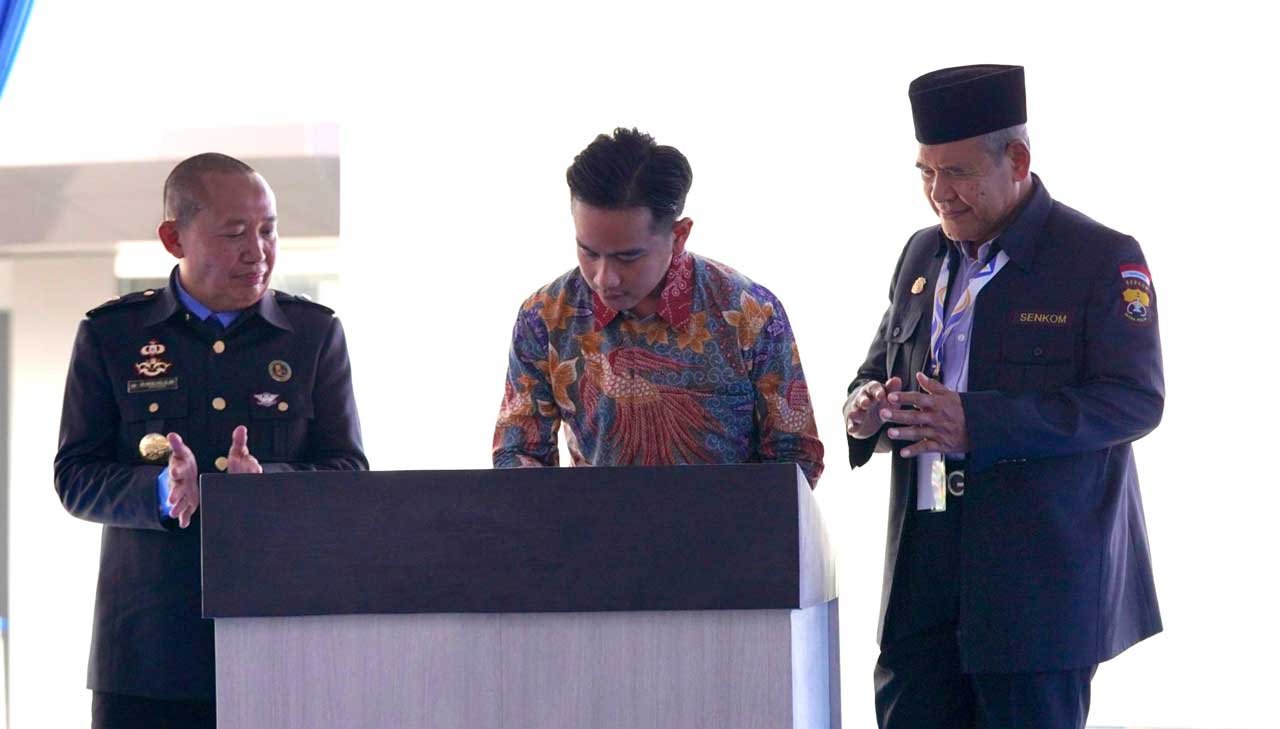 Wakil Presiden Gibran Rakabuming Raka menegaskan pentingnya peran masyarakat dalam menjaga stabilitas nasional. Hal ini disampaikannya saat meresmikan Kantor Pusat Senkom Mitra Polri di Komplek Ponpes Minhajurrosyidin, Jakarta Timur, Kamis (17/7/2025). Foto: LINES