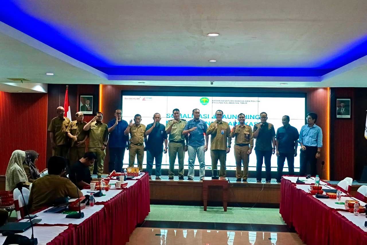 Foto bersama usai peluncuran inovasi digital ini dilakukan Kaban Kesbangpol Kaltim, H. Sufian Agus, bertempat di Ruang Bina Bangsa Kantor Kesbangpol Kaltim, pada Selasa, (16/9/2025). Foto: Istimewa