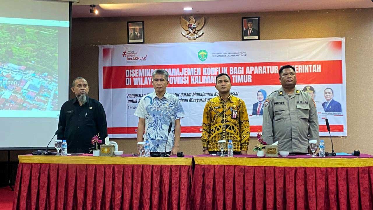 Para narasumber dari berbagai unsur, yaitu Kabid Wasnas dan Konflik Kesbangpol Prov. Kaltim Wildan Taufik, SIP, M.Si., Kabid Wasnas Kesbangpol Kutim M. Yusuf Syah, Iptu Ngatiyo (Polres Kutim), serta Ketua FKDM Kutim J. Khoirul Arifin, SH, MH.