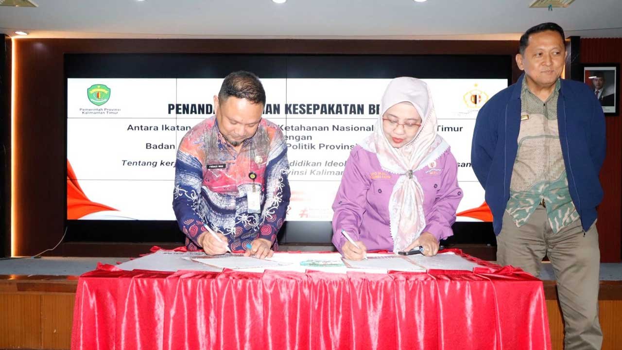 Penandatanganan Kesepakatan Bersama (MoU) antara Badan Kesatuan Bangsa dan Politik (Kesbangpol) Provinsi Kalimantan Timur dengan DPD Ikatan Alumni Lemhanas (IKAL) Kaltim pada Kamis (11/9/2025). Foto: Istimewa