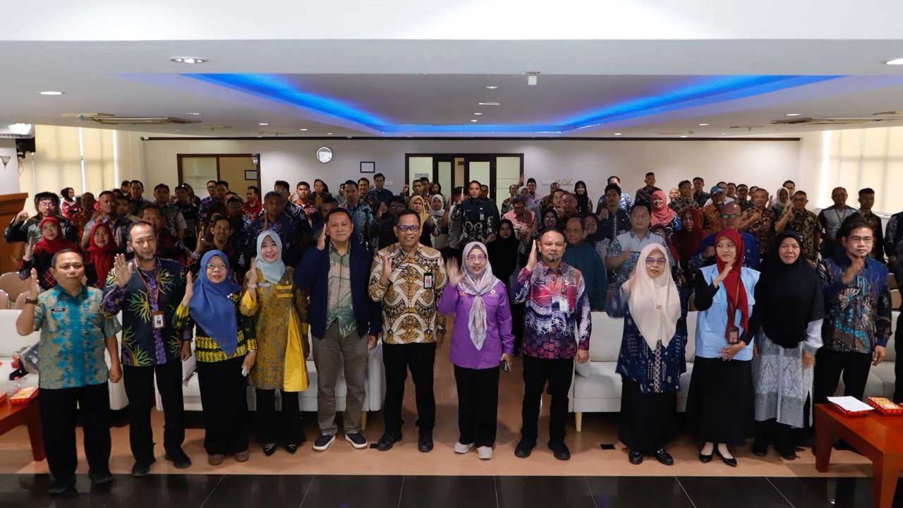 Penandatanganan Kesepakatan Bersama (MoU) antara Badan Kesatuan Bangsa dan Politik (Kesbangpol) Provinsi Kalimantan Timur dengan DPD Ikatan Alumni Lemhanas (IKAL) Kaltim pada Kamis (11/9/2025). Foto: Istimewa