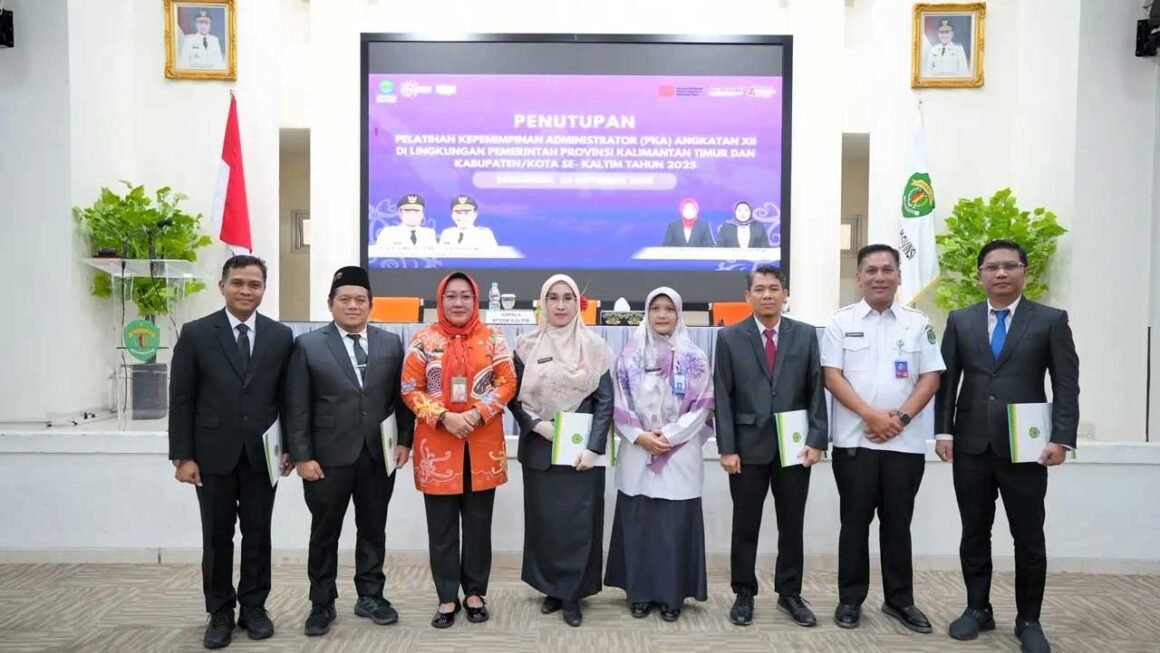 Kepala BPSDM Kaltim, Nina Dewi foto bersama dengan para peserta yang menerima penghargaan. Foto: kaltimprov.go.id