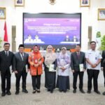 Kepala BPSDM Kaltim, Nina Dewi foto bersama dengan para peserta yang menerima penghargaan. Foto: kaltimprov.go.id