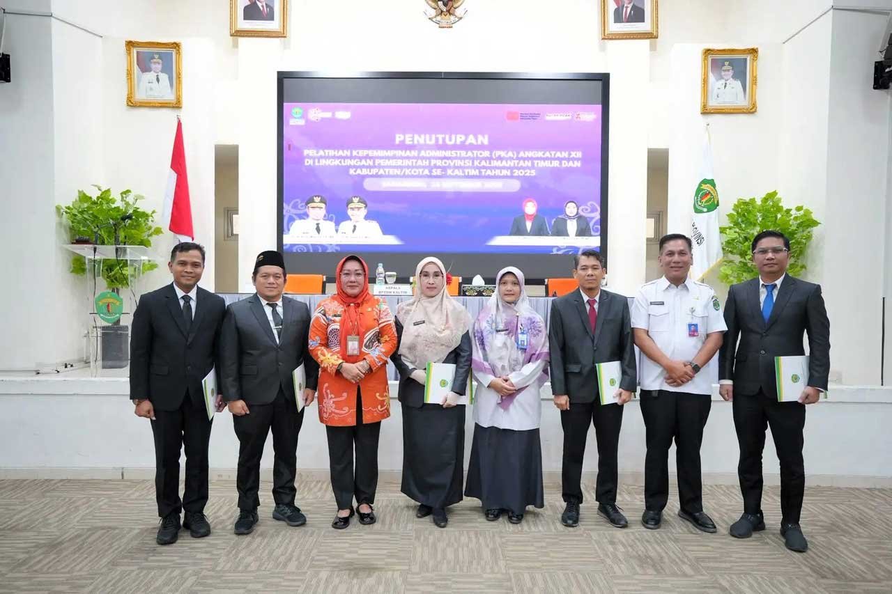 Kepala BPSDM Kaltim, Nina Dewi foto bersama dengan para peserta yang menerima penghargaan. Foto: kaltimprov.go.id