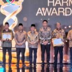 Provinsi Kaltim menerima pernghargaan Harmony Award bersama beberapa daerah lainnya. Foto: Kaltim Pro