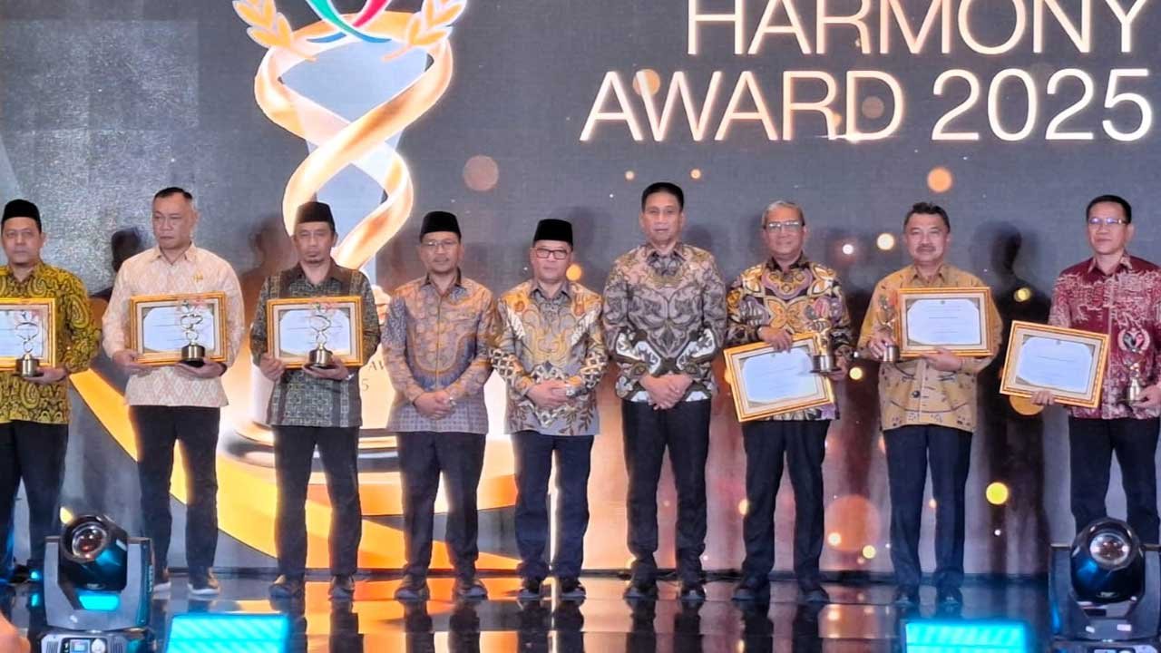 Provinsi Kaltim menerima pernghargaan Harmony Award bersama beberapa daerah lainnya. Foto: Kaltim Pro
