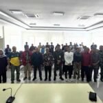 Camat H. Rosin Suparlan bersama undangan dan peserta sosialisasi di Aula Kantor Kecamatan Balikpapan Kota, Jumat (7/11/2025). Foto: dok. Safii